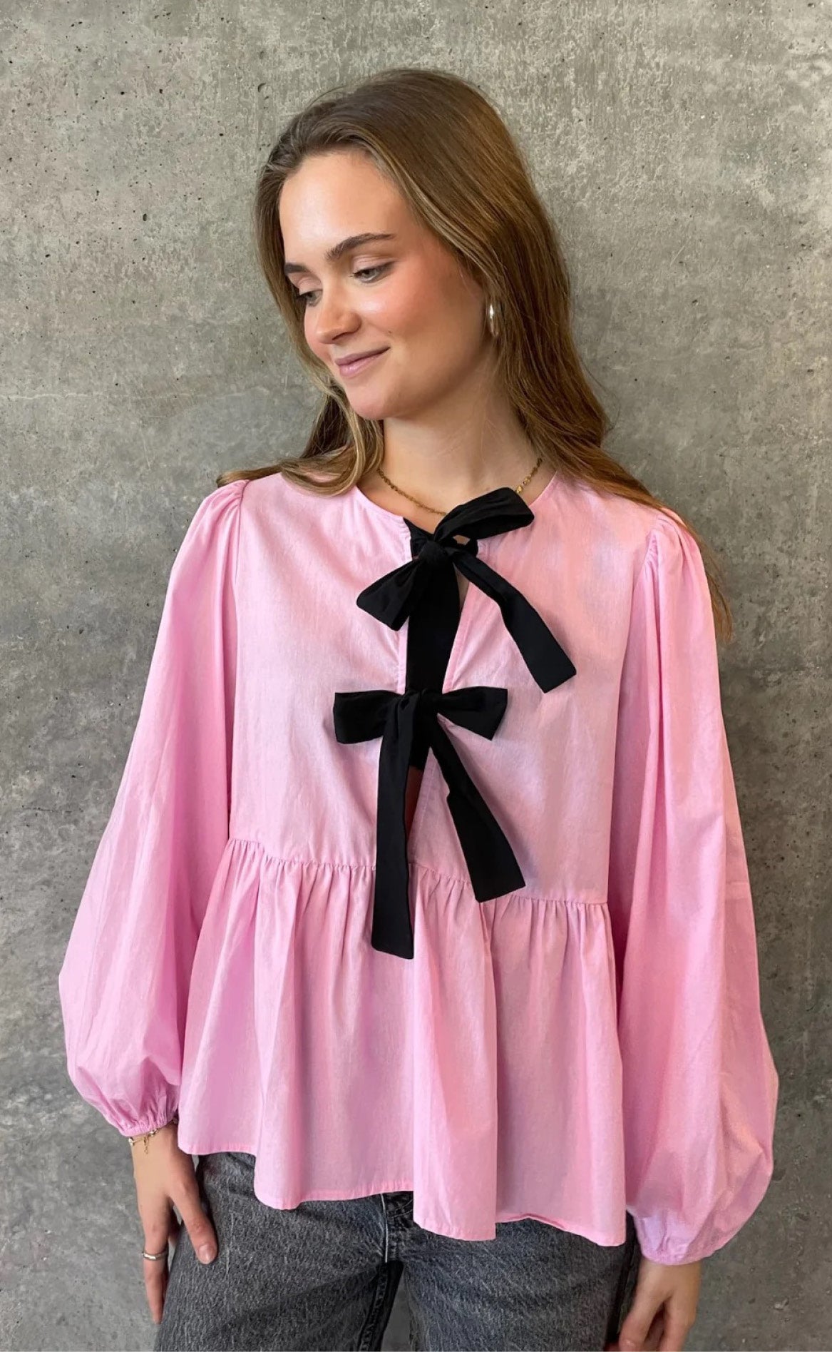 Bluse med sløjfer - Fairy Tale Black fra Pieces