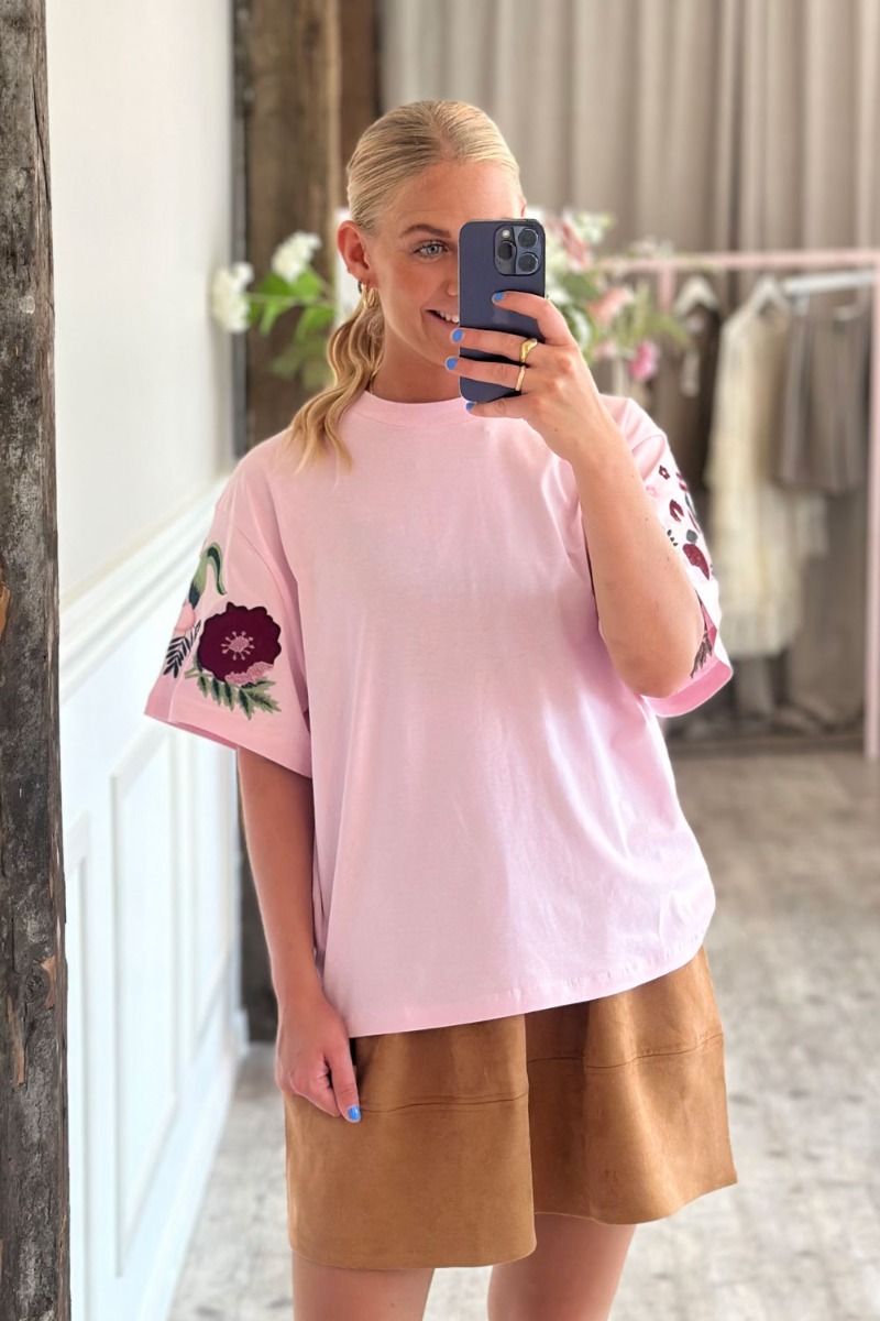A-View T-Shirt med Broderi - Best Double Flower Rose